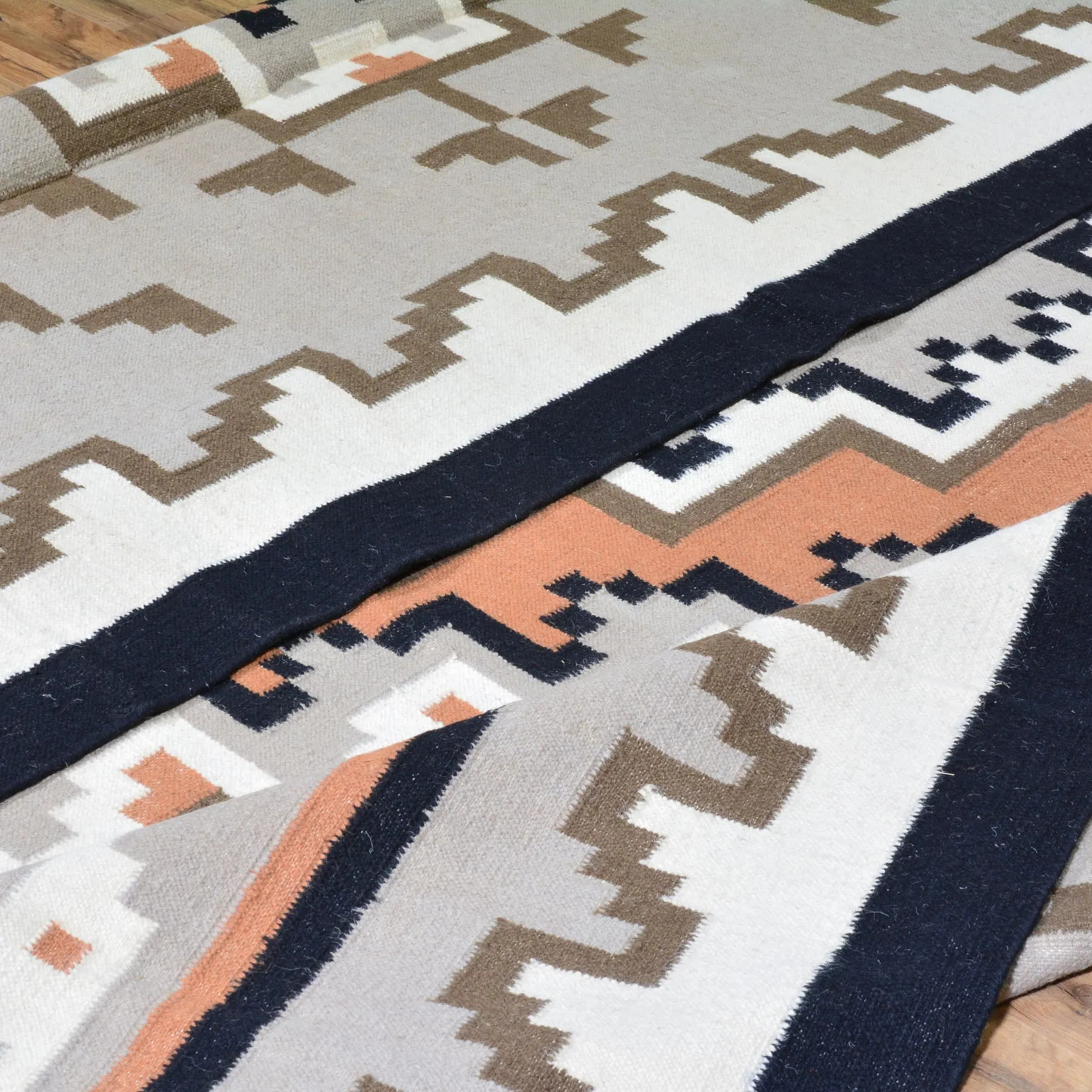 Hand-Woven Southwestern Style Navajo Design Rug (Size 9.9 X 14.2) Cwral-7629