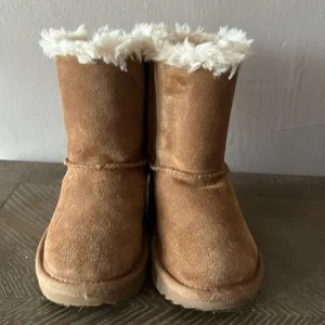 UGG camel color with crochet bows. Little girl size 9