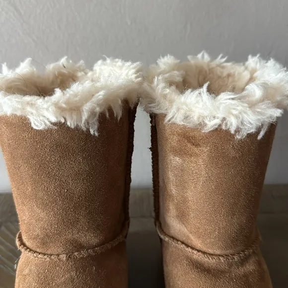 UGG camel color with crochet bows. Little girl size 9