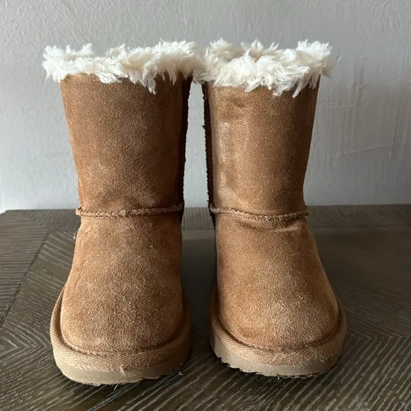 UGG camel color with crochet bows. Little girl size 9