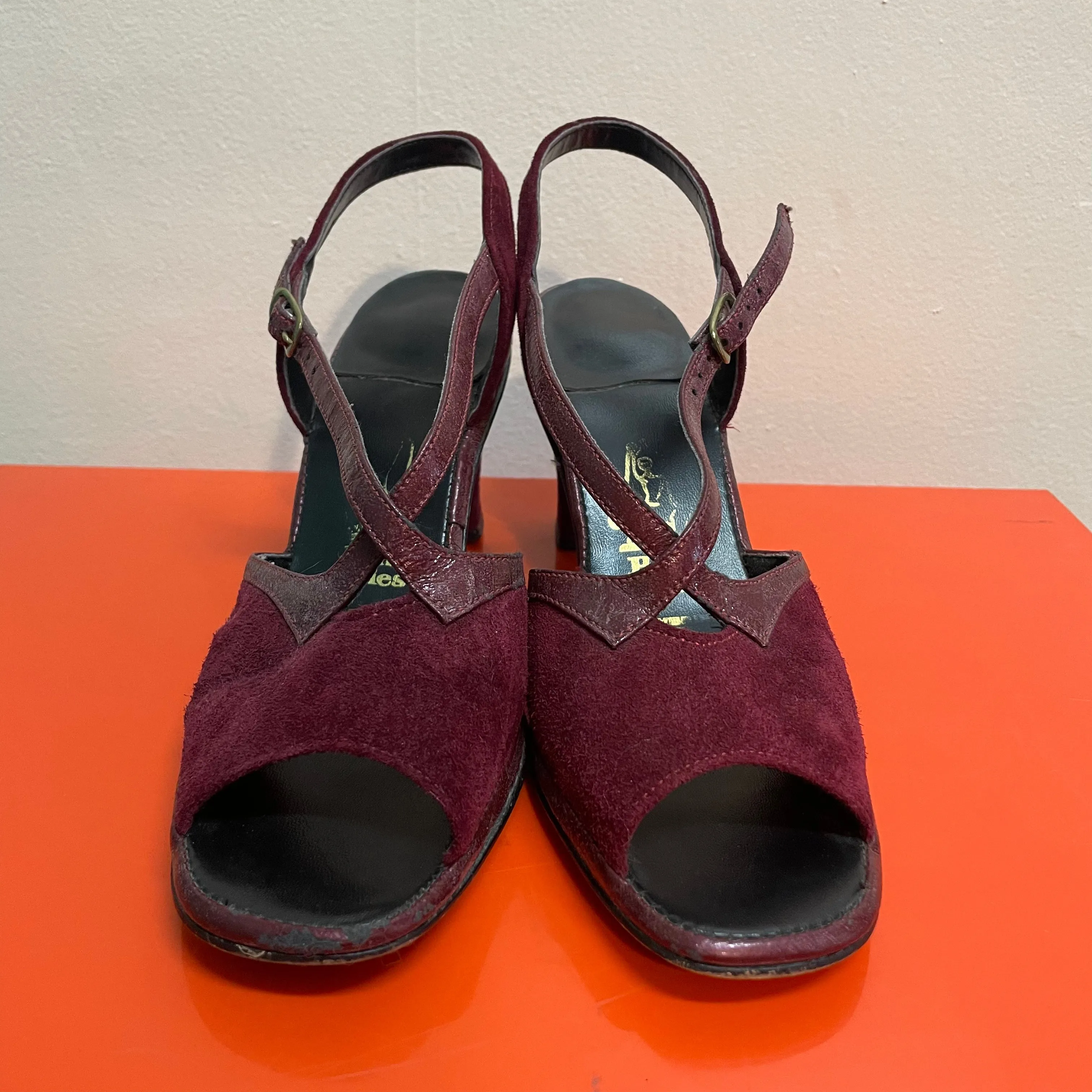 Vintage Hush Puppies leather peep toe heels // US size 7.5 M (HT22102)